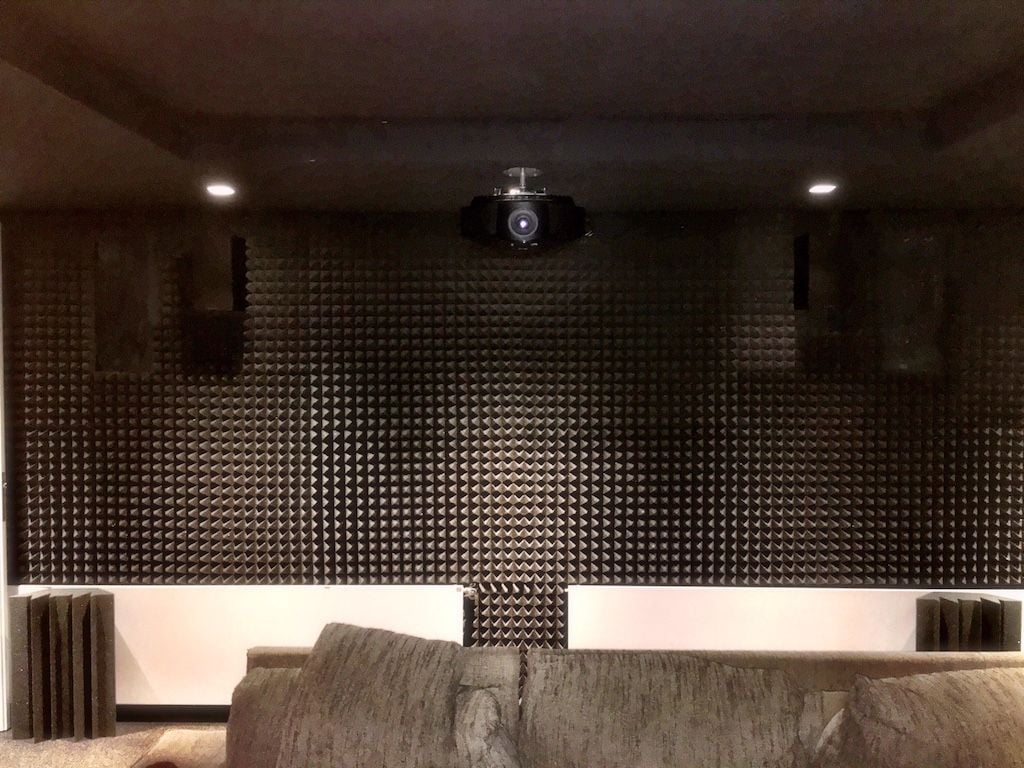 Sala de cine 5.1 Proyector Sony VPL-HW65ES con traseras Bowers & Wilkins 685 S2