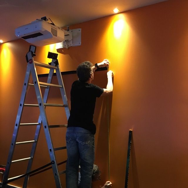Distribución, instalación y control de audiovisuales en Bingos 3 Instalando pantalla de proyección