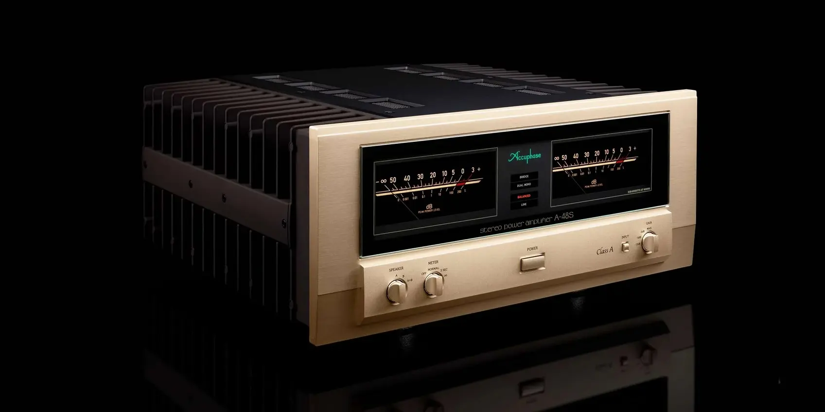Accuphase A-48S Vista lateral del Accuphase A-48S mostrando los medidores de nivel y los botones de control encendidos.
