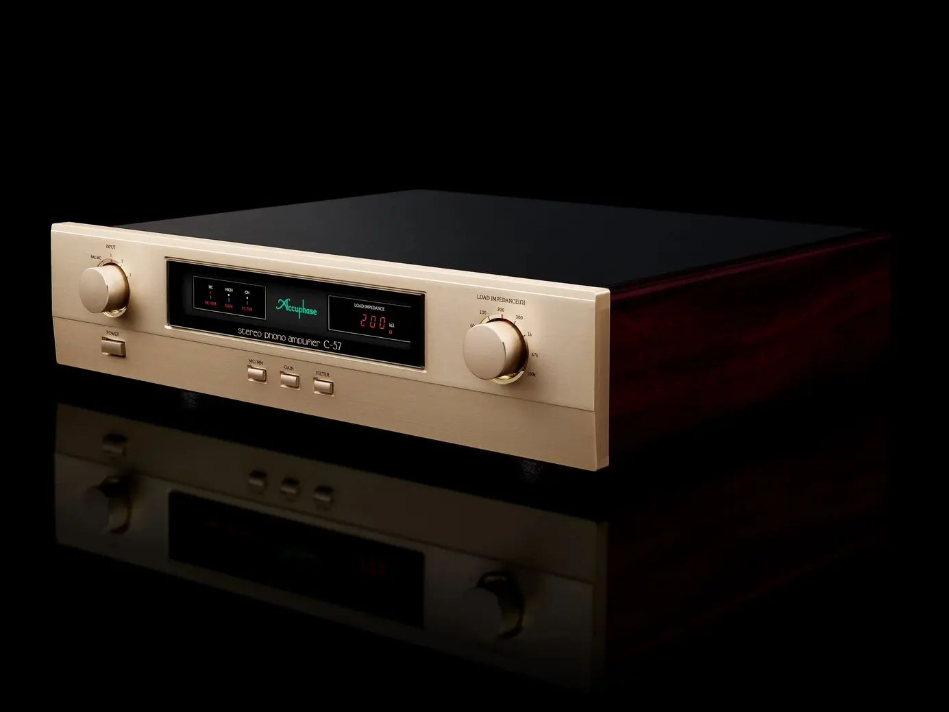 Accuphase C-57 Vista frontal del Accuphase C-57, enfocando la pantalla y los botones de control en funcionamiento.
