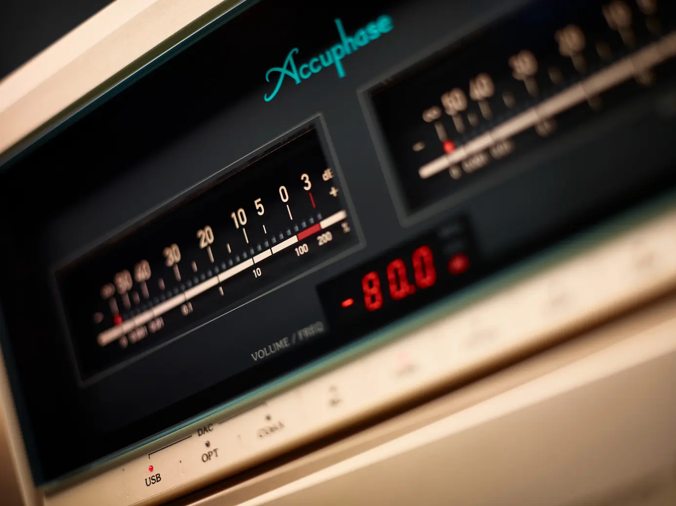 Vista lateral del Accuphase E-800S, mostrando el indicador de volumen y puertos de conexión USB.