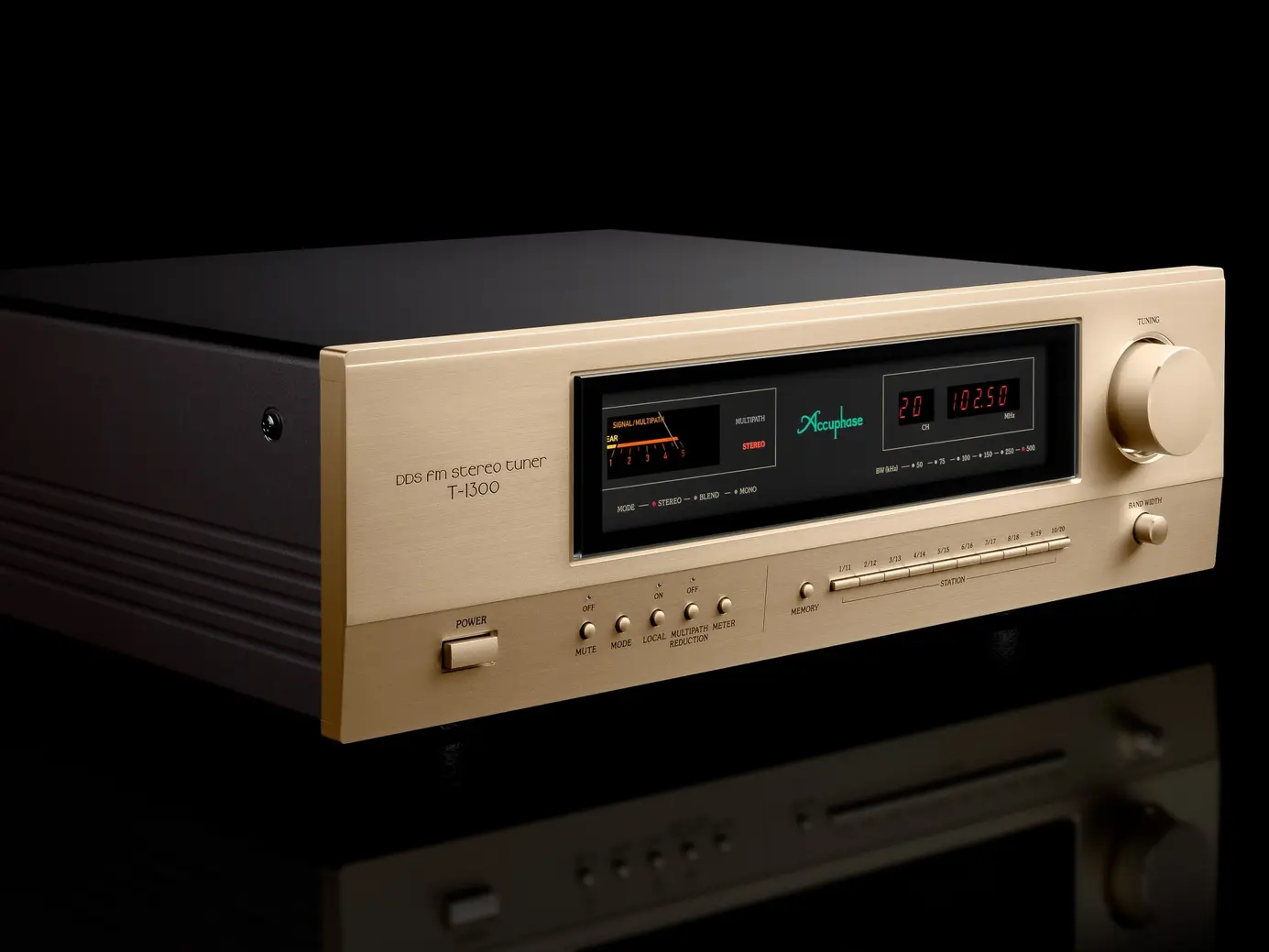 Accuphase T-1300 Vista frontal del Accuphase T-1300 con enfoque en la pantalla y los botones de control.