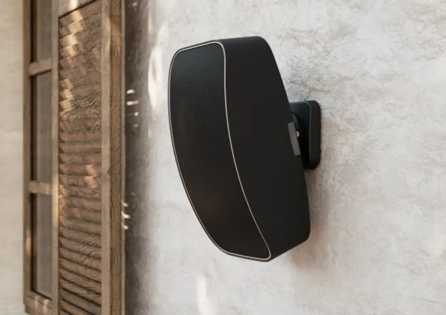 Dali Gardian OW-6 Vista lateral del altavoz Dali Gardian OW-6 montado en la pared.