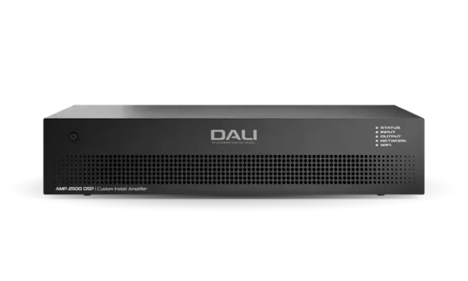 Dali Phantom CI AM-2500 DSP Vista frontal del Dali Phantom CI AM-2500 DSP. Se ven la rejilla de ventilación, el botón de encendido y las etiquetas de menú.