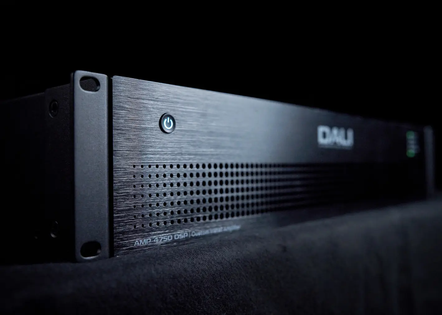 Dali Phantom CI AM-4750 DSP Dali Phantom CI AM-4750 DSP. Vista lateral del producto. Se ve la rejilla de ventilación y el botón de encendido. El producto está apagado.