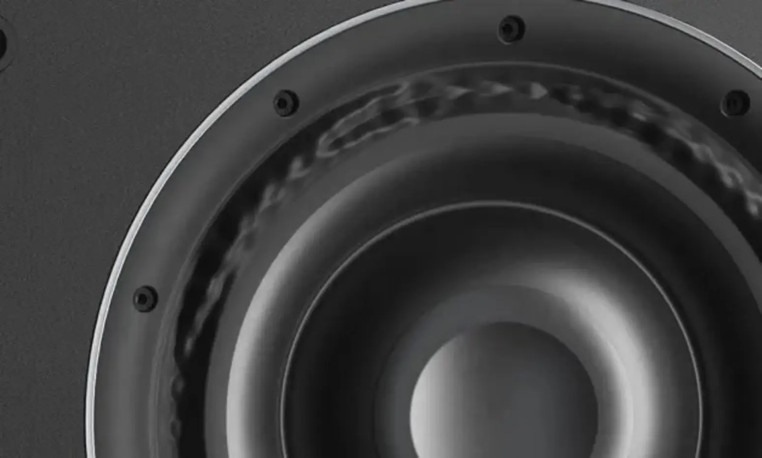 Dali Phantom IW SUB S-100, vista frontal del altavoz, mostrando el cono y la rejilla.