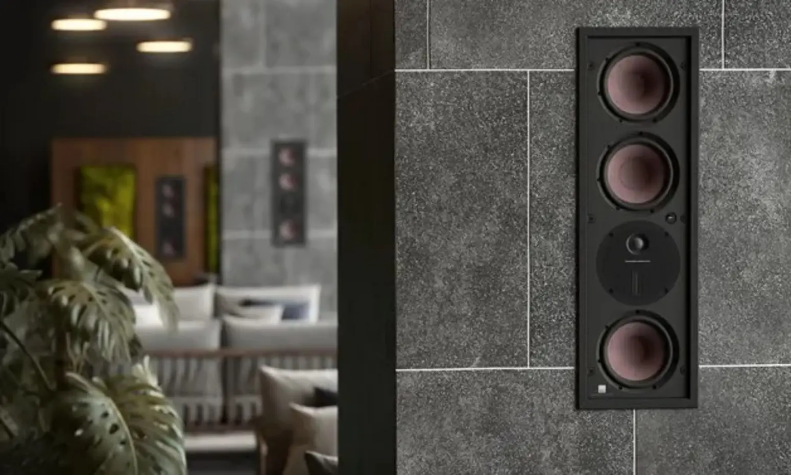 Dali Phantom M-375 Vista lateral del Dali Phantom M-375 en una pared, mostrando los altavoces y su diseño.
