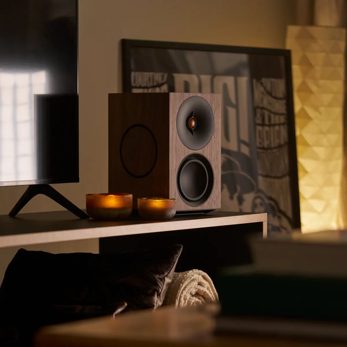 Cambridge Audio L/R M Cambridge Audio L/R M <strong>Diseño</strong> 2,5 vías con tweeter Torus™ y radiadores pasivos